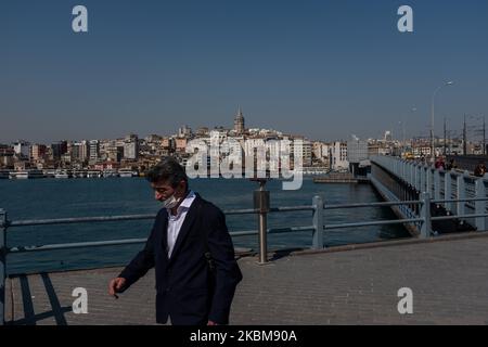 Une vue générale d'Istanbul, en Turquie, vue sur 10 avril 2020 pendant l'épidémie du coronavirus. Les sites historiques et communs de la ville tels que la Tour de la Maiden et la Mosquée Ortakoy sont vides, ainsi que les attractions touristiques. Le ministre de la Santé a signalé que le nombre total de cas confirmés de COVID-19 a grimpé à 47 029, avec les 4 747 nouveaux cas aujourd'hui, et le nombre de décès est actuellement de 1 006. Les écoles et les universités ont été fermées depuis 16 mars, et tous les événements sportifs ont été arrêtés. Tous les restaurants, magasins, attractions touristiques et lieux d'événements sont fermés, ainsi que les propriétaires de boutiques et le petit reta Banque D'Images