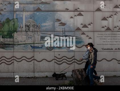Une vue générale d'Istanbul, en Turquie, vue sur 10 avril 2020 pendant l'épidémie du coronavirus. Les sites historiques et communs de la ville tels que la Tour de la Maiden et la Mosquée Ortakoy sont vides, ainsi que les attractions touristiques. Le ministre de la Santé a signalé que le nombre total de cas confirmés de COVID-19 a grimpé à 47 029, avec les 4 747 nouveaux cas aujourd'hui, et le nombre de décès est actuellement de 1 006. Les écoles et les universités ont été fermées depuis 16 mars, et tous les événements sportifs ont été arrêtés. Tous les restaurants, magasins, attractions touristiques et lieux d'événements sont fermés, ainsi que les propriétaires de boutiques et le petit reta Banque D'Images