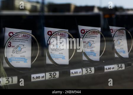 Les désinfectants antibactériens sont exposés à l'intérieur d'un distributeur qui vend des masques, des gants et des désinfectants pendant la propagation du coronavirus. Cracovie, Pologne sur 10 avril 2020. La machine est l'une des premières saluées en Pologne par l'Association polonaise des distributeurs automatiques. De 16 avril, tous les Polonais devront couvrir leur bouche et leur nez dans les espaces publics. (Photo de Beata Zawrzel/NurPhoto) Banque D'Images