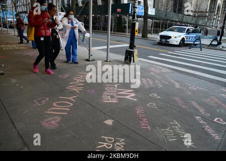 Le 07 avril 2020, les infirmières ont lu des messages de remerciement dans des craies en plusieurs langues devant l'entrée de l'hôpital Mount Sinai, dans le centre de Manhattan, à New York. (Photo par B.A. Van Sise/NurPhoto) Banque D'Images