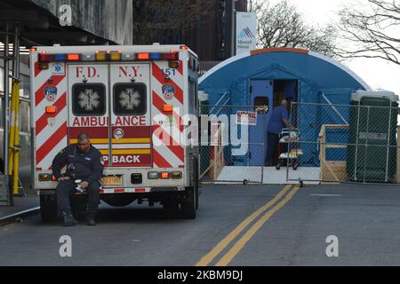 Le 07 avril 2020, un chauffeur d'ambulance attend devant l'entrée de l'établissement improvisé COVID19 devant l'hôpital Mount Sinai, dans le centre-ville de Manhattan, à New York. (Photo par B.A. Van Sise/NurPhoto) Banque D'Images