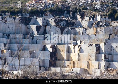 Carrière de marbre blanc dans la région de Kavala, Grèce sur 31 mars 2020. Le marbre est coupé avec une méthode d'extraction de roche à ciel ouvert. La région de Kavala, de Zarkadia à Kechrokampos et l'île de Thasos sont célèbres depuis les temps anciens pour la meilleure qualité du marbre blanc des mines locales et du minerai. (Photo de Nicolas Economou/NurPhoto) Banque D'Images