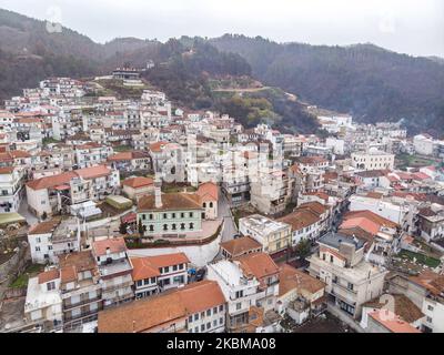 Vue aérienne d'un drone du village d'Echinos en Grèce sur 31 mars 2020. Le sous-ministre de la protection civile Nikos Hardalias a annoncé que la communauté de Pomak d'Echinos, une minorité musulmane dans la région de Miki à Xanthi, dans le nord de la Grèce, était mise en quarantaine, un confinement total pour prévenir la propagation de la pandémie de coronavirus COVID-19, à compter du 26 mars 2020. (Photo de Nicolas Economou/NurPhoto) Banque D'Images