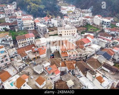 Vue aérienne d'un drone du village d'Echinos en Grèce sur 31 mars 2020. Le sous-ministre de la protection civile Nikos Hardalias a annoncé que la communauté de Pomak d'Echinos, une minorité musulmane dans la région de Miki à Xanthi, dans le nord de la Grèce, était mise en quarantaine, un confinement total pour prévenir la propagation de la pandémie de coronavirus COVID-19, à compter du 26 mars 2020. (Photo de Nicolas Economou/NurPhoto) Banque D'Images