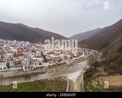 Vue aérienne d'un drone du village d'Echinos en Grèce sur 31 mars 2020. Le sous-ministre de la protection civile Nikos Hardalias a annoncé que la communauté de Pomak d'Echinos, une minorité musulmane dans la région de Miki à Xanthi, dans le nord de la Grèce, était mise en quarantaine, un confinement total pour prévenir la propagation de la pandémie de coronavirus COVID-19, à compter du 26 mars 2020. (Photo de Nicolas Economou/NurPhoto) Banque D'Images