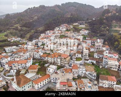 Vue aérienne d'un drone du village d'Echinos en Grèce sur 31 mars 2020. Le sous-ministre de la protection civile Nikos Hardalias a annoncé que la communauté de Pomak d'Echinos, une minorité musulmane dans la région de Miki à Xanthi, dans le nord de la Grèce, était mise en quarantaine, un confinement total pour prévenir la propagation de la pandémie de coronavirus COVID-19, à compter du 26 mars 2020. (Photo de Nicolas Economou/NurPhoto) Banque D'Images