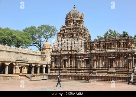 Le temple de Brihadeeswalar (également connu sous le nom de Temple de Brihadisvara, Temple de Brihadishvara, Grand temple, Temple de RajaRajeswara, Temple de Rajarajeswaram et Temple de Peruvudayar) est un temple hindou dédié à Lord Shiva situé à Thanjavur, Tamil Nadu, en Inde. Le temple est l'un des plus grands temples en Inde et est un exemple de l'architecture Dravidienne construite pendant la période Chola par Raja Raja Chola I et achevée en 1010 ce. Le temple a plus de 1000 ans et fait partie du site classé au patrimoine mondial de l'UNESCO, connu sous le nom de « grands temples Chola vivants », comprenant le temple de Brihadeeswarar, Gangaikonda Cholapuram et ai Banque D'Images