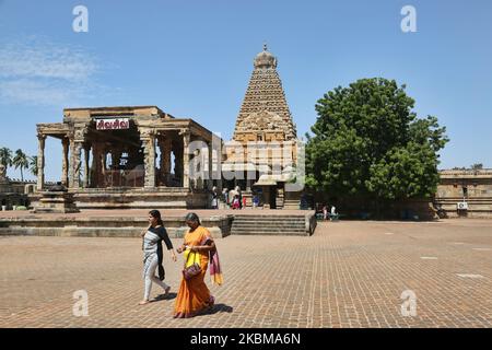 Le temple de Brihadeeswalar (également connu sous le nom de Temple de Brihadisvara, Temple de Brihadishvara, Grand temple, Temple de RajaRajeswara, Temple de Rajarajeswaram et Temple de Peruvudayar) est un temple hindou dédié à Lord Shiva situé à Thanjavur, Tamil Nadu, en Inde. Le temple est l'un des plus grands temples en Inde et est un exemple de l'architecture Dravidienne construite pendant la période Chola par Raja Raja Chola I et achevée en 1010 ce. Le temple a plus de 1000 ans et fait partie du site classé au patrimoine mondial de l'UNESCO, connu sous le nom de « grands temples Chola vivants », comprenant le temple de Brihadeeswarar, Gangaikonda Cholapuram et ai Banque D'Images