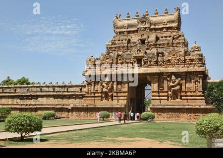 Le temple de Brihadeeswalar (également connu sous le nom de Temple de Brihadisvara, Temple de Brihadishvara, Grand temple, Temple de RajaRajeswara, Temple de Rajarajeswaram et Temple de Peruvudayar) est un temple hindou dédié à Lord Shiva situé à Thanjavur, Tamil Nadu, en Inde. Le temple est l'un des plus grands temples en Inde et est un exemple de l'architecture Dravidienne construite pendant la période Chola par Raja Raja Chola I et achevée en 1010 ce. Le temple a plus de 1000 ans et fait partie du site classé au patrimoine mondial de l'UNESCO, connu sous le nom de « grands temples Chola vivants », comprenant le temple de Brihadeeswarar, Gangaikonda Cholapuram et ai Banque D'Images