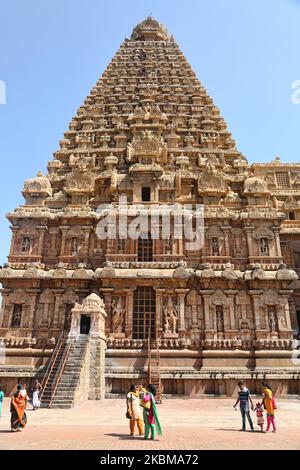 Le temple de Brihadeeswalar (également connu sous le nom de Temple de Brihadisvara, Temple de Brihadishvara, Grand temple, Temple de RajaRajeswara, Temple de Rajarajeswaram et Temple de Peruvudayar) est un temple hindou dédié à Lord Shiva situé à Thanjavur, Tamil Nadu, en Inde. Le temple est l'un des plus grands temples en Inde et est un exemple de l'architecture Dravidienne construite pendant la période Chola par Raja Raja Chola I et achevée en 1010 ce. Le temple a plus de 1000 ans et fait partie du site classé au patrimoine mondial de l'UNESCO, connu sous le nom de « grands temples Chola vivants », comprenant le temple de Brihadeeswarar, Gangaikonda Cholapuram et ai Banque D'Images