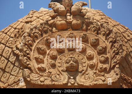 Des sculptures ornent le Temple Brihadeeswalar (également connu sous le nom de Temple Brihadisvara, Temple Brihadishvara, Grand Temple, Temple RajaRajeswara, Temple Rajarajeswaram et Temple Peruvudayar) est un temple hindou dédié à Lord Shiva situé à Thanjavur, Tamil Nadu, en Inde. Le temple est l'un des plus grands temples en Inde et est un exemple de l'architecture Dravidienne construite pendant la période Chola par Raja Raja Chola I et achevée en 1010 ce. Le temple a plus de 1000 ans et fait partie du site classé au patrimoine mondial de l'UNESCO, connu sous le nom de « grands temples Chola vivants », comprenant le temple Brihadeeswarar, Gangaikond Banque D'Images