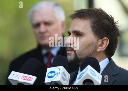 Jaroslaw Gowin (L), chef du parti politique « Accord » et ancien vice-premier ministre polonais et ministre de la Science et de l'enseignement supérieur, et Krzysztof Pyrc (R), virologiste moléculaire nommé professeur au Centre Malopolska de biotechnologie de l'Université Jagiellonian de Cracovie, Rencontrez les médias lors d'une conférence de presse à Cracovie. Gowin a annoncé aujourd'hui son intention de demander à son successeur de demander que le président Andrzej Duda récompense l'équipe de scientifiques, qui a développé la version polonaise d'un test de coronavirus, la plus haute décoration d'État. Lundi, 6 avril 2020, à Cracovie, en Pologne. ( Banque D'Images