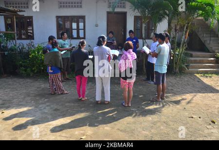 Des membres de la communauté chrétienne de Naga chantent un hymne évangélique lors d'une bourse spéciale de Pâques à l'extérieur de leur maison le dimanche oriental, lors d'un gouvernement a imposé un confinement national comme mesure préventive contre le coronavirus (Covid-19) à Dimapur, dans l'État du Nagaland, dans le nord-est de l'Inde, le dimanche 12 avril 2020. (Photo de Caisii Mao/NurPhoto) Banque D'Images