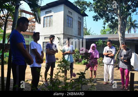 Les membres de la communauté chrétienne de Naga prient lors d'une bourse spéciale de Pâques à l'extérieur de leur maison le dimanche oriental, lors d'un gouvernement imposé un confinement national comme mesure préventive contre le coronavirus (Covid-19) à Dimapur, dans l'État du Nagaland, dans le nord-est de l'Inde, le dimanche 12 avril 2020. (Photo de Caisii Mao/NurPhoto) Banque D'Images