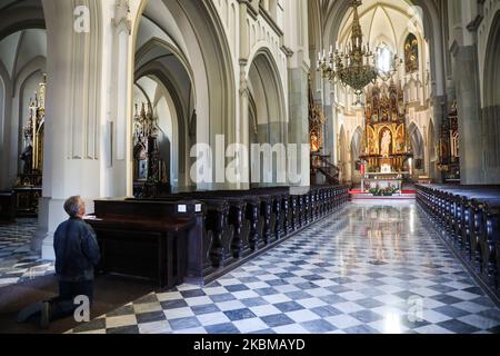 Un homme prie à l'intérieur de l'église vide de Saint-Joseph le dimanche de Pâques pendant la propagation du coronavirus. Cracovie, Pologne, le 12th avril 2020. (Photo de Beata Zawrzel/NurPhoto) Banque D'Images