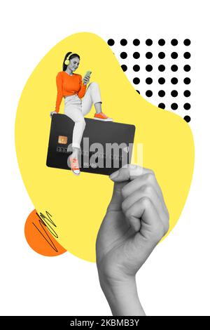 Montage vertical image de bras noir effet blanc tenir mini fille assise carte de débit utiliser téléphone écouter musique écouteurs isolés sur le dessin