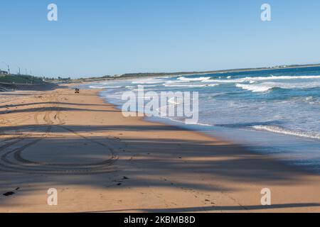 Une vue générale sur la plage très calme de Cronulla le dimanche de Pâques à Sydney sur 12 avril 2020. Les Australiens ont été invités à éviter tous les déplacements inutiles pendant le long week-end de Pâques alors que la nation continue de faire face à la pandémie COVID-19. Le gouvernement fédéral a fermé toutes les activités non essentielles et mis en œuvre des règles strictes de distanciation sociale, tandis que les rassemblements publics sont désormais limités à deux personnes. La Nouvelle-Galles du Sud et le Victoria ont également adopté des mesures de confinement supplémentaires pour permettre à la police d'amende les personnes qui enfreignent la limite de rassemblement extérieur de deux personnes ou qui quittent leur domicile à l'aveu Banque D'Images