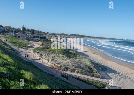 Une vue générale sur la plage très calme de Cronulla le dimanche de Pâques à Sydney sur 12 avril 2020. Les Australiens ont été invités à éviter tous les déplacements inutiles pendant le long week-end de Pâques alors que la nation continue de faire face à la pandémie COVID-19. Le gouvernement fédéral a fermé toutes les activités non essentielles et mis en œuvre des règles strictes de distanciation sociale, tandis que les rassemblements publics sont désormais limités à deux personnes. La Nouvelle-Galles du Sud et le Victoria ont également adopté des mesures de confinement supplémentaires pour permettre à la police d'amende les personnes qui enfreignent la limite de rassemblement extérieur de deux personnes ou qui quittent leur domicile à l'aveu Banque D'Images