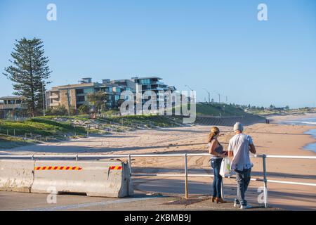 Une vue générale sur la plage très calme de Cronulla le dimanche de Pâques à Sydney sur 12 avril 2020. Les Australiens ont été invités à éviter tous les déplacements inutiles pendant le long week-end de Pâques alors que la nation continue de faire face à la pandémie COVID-19. Le gouvernement fédéral a fermé toutes les activités non essentielles et mis en œuvre des règles strictes de distanciation sociale, tandis que les rassemblements publics sont désormais limités à deux personnes. La Nouvelle-Galles du Sud et le Victoria ont également adopté des mesures de confinement supplémentaires pour permettre à la police d'amende les personnes qui enfreignent la limite de rassemblement extérieur de deux personnes ou qui quittent leur domicile à l'aveu Banque D'Images