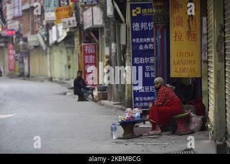 Un vendeur de rue vendant de la nourriture dans les ruelles étroites et vides de la région touristique de Thamel pendant le confinement complet à l'échelle nationale comme préoccupations au sujet de la propagation du virus Corona (COVID-19) à Katmandou, Népal dimanche, 12 avril 2020. (Photo de Narayan Maharajan/NurPhoto) Banque D'Images