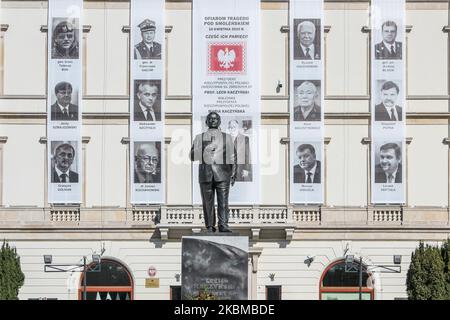 Le président sortant Lech Kaczynski, décédé dans un accident d'avion présidentiel en Russie statue devant des portraits d'autres victimes de l'accident exposé sur le mur est vu à Varsovie, Pologne, le 11 avril 2020 (photo de Michal Fludra/NurPhoto) Banque D'Images