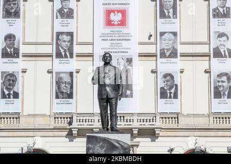 Le président sortant Lech Kaczynski, décédé dans un accident d'avion présidentiel en Russie statue devant des portraits d'autres victimes de l'accident exposé sur le mur est vu à Varsovie, Pologne, le 11 avril 2020 (photo de Michal Fludra/NurPhoto) Banque D'Images