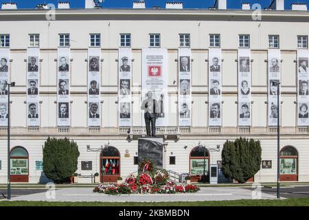 Le président sortant Lech Kaczynski, décédé dans un accident d'avion présidentiel en Russie statue devant des portraits d'autres victimes de l'accident exposé sur le mur est vu à Varsovie, Pologne, le 11 avril 2020 (photo de Michal Fludra/NurPhoto) Banque D'Images