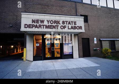 Vue du bureau du département du travail de l'État de New York à Flushing Queens pendant la pandémie du coronavirus au 12 avril 2020. Plus de 10% des travailleurs américains ont demandé des prestations de chômage à partir de 11 avril 2020. (Photo de John Nacion/NurPhoto) Banque D'Images