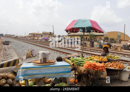 Les vendeurs de fruits s'affichent dimanche sur la ligne de chemin de fer de Fagaba, Lagos, au Nigeria, 12 avril 2020. Les chrétiens célèbrent le festival de Pâques à l'intérieur, conformément aux ordonnances de maintien à la maison et de confinement par le gouvernement pour contenir la propagation de la pandémie du coronavirus (COVID-19). (Photo par Adekunle Ajayi/NurPhoto) Banque D'Images