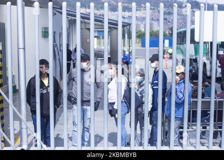 Vénézuéliens attendant au terminal de transport du nord à Bogota, Colombie, sur 12 avril 2020 pour le bus qui les emmène à la ville d'Arauca pour retourner dans leur pays, Venezuela dans les jours de quarantaine décrétés par le gouvernement national pour la propagation du virus corona, COVID-19 (Photo de Daniel Garzon Herazo/NurPhoto) Banque D'Images