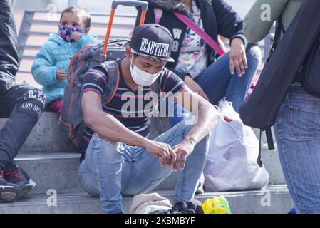 Vénézuéliens attendant au terminal de transport du nord à Bogota, Colombie, sur 12 avril 2020 pour le bus qui les emmène à la ville d'Arauca pour retourner dans leur pays, Venezuela dans les jours de quarantaine décrétés par le gouvernement national pour la propagation du virus corona, COVID-19 (Photo de Daniel Garzon Herazo/NurPhoto) Banque D'Images