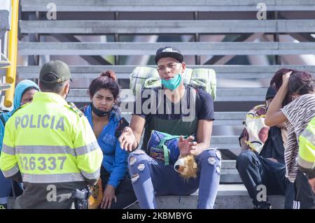 Vénézuéliens attendant au terminal de transport du nord à Bogota, Colombie, sur 12 avril 2020 pour le bus qui les emmène à la ville d'Arauca pour retourner dans leur pays, Venezuela dans les jours de quarantaine décrétés par le gouvernement national pour la propagation du virus corona, COVID-19 (Photo de Daniel Garzon Herazo/NurPhoto) Banque D'Images