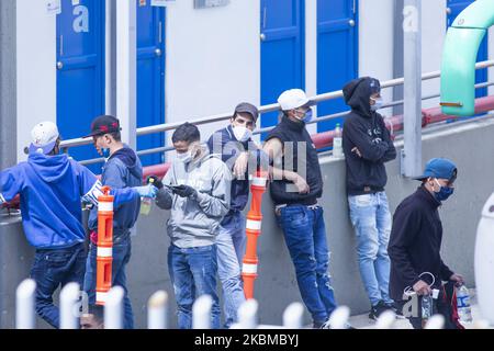 Vénézuéliens attendant au terminal de transport du nord à Bogota, Colombie, sur 12 avril 2020 pour le bus qui les emmène à la ville d'Arauca pour retourner dans leur pays, Venezuela dans les jours de quarantaine décrétés par le gouvernement national pour la propagation du virus corona, COVID-19 (Photo de Daniel Garzon Herazo/NurPhoto) Banque D'Images