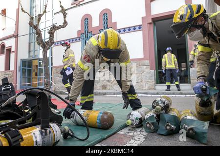 Les membres du Service des incendies de la Generalitat de Catalunya (Gouvernement autonome), se préparent avec des vêtements NBQ pour désinfecter un foyer de soins à la Garriga, près de Barcelone, pendant la crise de Covid19 à Barcelone, Catalogne, Espagne, les 11 avril 2020. (Photo de Miquel Llop/NurPhoto) Banque D'Images