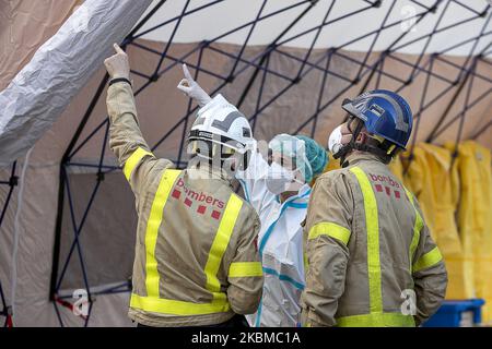 Les membres du Service des incendies de la Generalitat de Catalunya (Gouvernement autonome), se préparent avec des vêtements NBQ pour désinfecter un foyer de soins à la Garriga, près de Barcelone, pendant la crise de Covid19 à Barcelone, Catalogne, Espagne, les 11 avril 2020. (Photo de Miquel Llop/NurPhoto) Banque D'Images