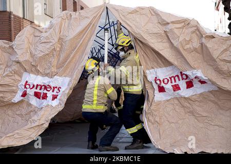 Les membres du Service des incendies de la Generalitat de Catalunya (Gouvernement autonome), se préparent avec des vêtements NBQ pour désinfecter un foyer de soins à la Garriga, près de Barcelone, pendant la crise de Covid19 à Barcelone, Catalogne, Espagne, les 11 avril 2020. (Photo de Miquel Llop/NurPhoto) Banque D'Images