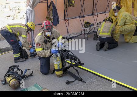 Les membres du Service des incendies de la Generalitat de Catalunya (Gouvernement autonome), se préparent avec des vêtements NBQ pour désinfecter un foyer de soins à la Garriga, près de Barcelone, pendant la crise de Covid19 à Barcelone, Catalogne, Espagne, les 11 avril 2020. (Photo de Miquel Llop/NurPhoto) Banque D'Images