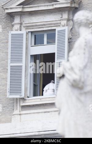 Le pape François délivre sa bénédiction pendant Regina Coeli depuis la fenêtre de son studio donnant sur une place Saint-Pierre vide, en raison des mesures de confinement du coronavirus, au Vatican, lundi, 13 avril 2020. (Photo de Massimo Valicchia/NurPhoto) Banque D'Images