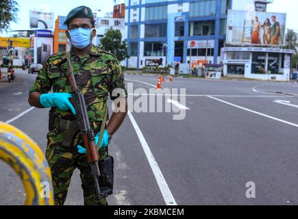 Un soldat de la Force spéciale sri-lankaise portant un masque facial de protection arrête les véhicules pour inspection à Colombo, au Sri Lanka, sur le 14 avril 2020. Malgré l’avènement du nouvel an cinghalais et tamoul, les Sri Lankais se sont retirés des célébrations, tandis que la police sri lankaise a déclaré que les célébrations du nouvel an étaient interdites pendant les heures de couvre-feu, car le couvre-feu est imposé pour restreindre les mouvements de la population dans le but de contenir la propagation du COVID-19. Selon le Ministère sri-lankais de la santé, 7 décès et 218 cas positifs de Covid-19 ont été signalés au Sri Lanka, tandis qu'un couvre-feu à l'échelle de l'île est imposé jusqu'à 16 avril Banque D'Images