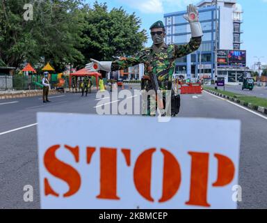 Un soldat de la Force spéciale sri-lankaise portant un masque facial de protection arrête les véhicules pour inspection à Colombo, au Sri Lanka, sur le 14 avril 2020. Malgré l'aube du nouvel an cingalais et tamoul, les Sri Lankais se sont retirés des célébrations, la police sri lankaise ayant déclaré que les célébrations du nouvel an ont été interdites pendant les heures de couvre-feu, le couvre-feu étant imposé pour limiter les mouvements des peuples dans le but de contenir la propagation de COVID-19. Selon le ministère sri-lankais de la Santé, 7 décès et 218 cas positifs de Covid-19 ont été signalés au Sri Lanka, tandis qu'un couvre-feu à l'échelle de l'île est imposé jusqu'à 16 avril t Banque D'Images