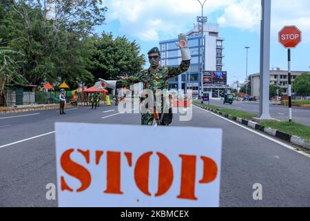 Un soldat de la Force spéciale sri-lankaise portant un masque facial de protection arrête les véhicules pour inspection à Colombo, au Sri Lanka, sur le 14 avril 2020. Malgré l'aube du nouvel an cingalais et tamoul, les Sri Lankais se sont retirés des célébrations, la police sri lankaise ayant déclaré que les célébrations du nouvel an ont été interdites pendant les heures de couvre-feu, le couvre-feu étant imposé pour limiter les mouvements des peuples dans le but de contenir la propagation de COVID-19. Selon le ministère sri-lankais de la Santé, 7 décès et 218 cas positifs de Covid-19 ont été signalés au Sri Lanka, tandis qu'un couvre-feu à l'échelle de l'île est imposé jusqu'à 16 avril t Banque D'Images