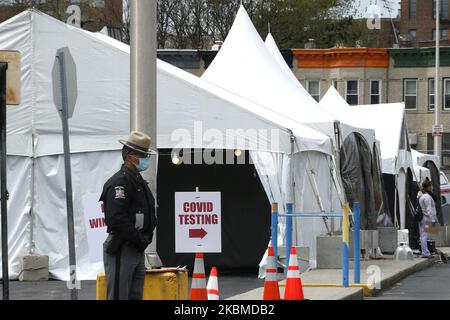 Le soldat de l'État de New York est posté au point d'entrée du site d'essai, à Brooklyn, New York, sur 14 avril 2020. Le gouverneur Andrew Cuomo a annoncé que cinq nouveaux sites d'essai Covid-19 se déposeraient autour du métro de New York, dont l'un est une installation mobile au volant du parking Sears au 2307 Beverly Road à Flatbush Brooklyn, New York. Le site s'est ouvert sur 10 avril 2020. (Photo de John Lamparski/NurPhoto) Banque D'Images