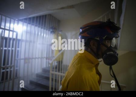 Un travailleur du Groupe de sauvetage et des opérations spéciales Caricuao (GROEC) utilise l'EPI (équipement de protection individuelle) pendant une journée de désinfection comme mesure préventive contre la propagation du nouveau coronavirus COVID-19, à Caricuao Caracas, on 14 avril 2020. (Photo de Jonathan Lanza/NurPhoto) Banque D'Images