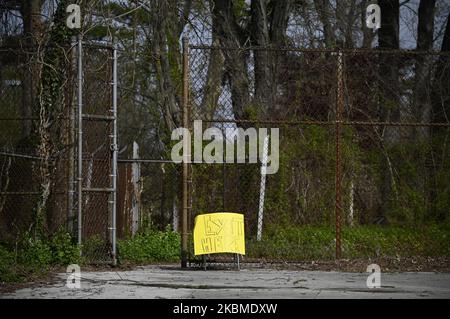 L'affiche informe les parents qui ont pris des articles de l'école publique du quartier pour sortir des lieux par la porte, dans le quartier de Mt Airy de Philadelphie, PA, sur 14 avril 2020. (Photo de Bastiaan Slabbers/NurPhoto) Banque D'Images