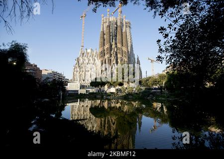 La Sagrada Familia, sans touristes, se reflète dans le parc lac de Barcelone, Catalogne, Espagne sur 10 avril 2020. Barcelone, comme toutes les autres grandes villes, a été silencieux sans le bruit de fond de la circulation et des personnes pendant le confinement du coronavirus - crise Covid19. (Photo de Miquel Llop/NurPhoto) Banque D'Images