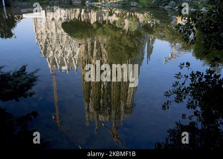La Sagrada Familia, sans touristes, se reflète dans le parc lac de Barcelone, Catalogne, Espagne sur 10 avril 2020. Barcelone, comme toutes les autres grandes villes, a été silencieux sans le bruit de fond de la circulation et des personnes pendant le confinement du coronavirus - crise Covid19. (Photo de Miquel Llop/NurPhoto) Banque D'Images