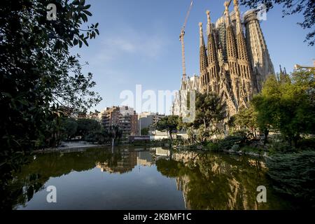 La Sagrada Familia, sans touristes, se reflète dans le parc lac de Barcelone, Catalogne, Espagne sur 10 avril 2020. Barcelone, comme toutes les autres grandes villes, a été silencieux sans le bruit de fond de la circulation et des personnes pendant le confinement du coronavirus - crise Covid19. (Photo de Miquel Llop/NurPhoto) Banque D'Images