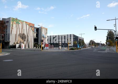 Une intersection vide est visible à Christchurch, Nouvelle-Zélande, sur 16 avril 2020. La Nouvelle-Zélande est actuellement au niveau d'alerte quatre. Le pays est toujours verrouillé, Mis à part les services essentiels depuis 25 avril, il y a actuellement 1401 cas de COVID-19 en Nouvelle-Zélande et neuf personnes sont mortes à la suite du virus. Le Premier ministre néo-zélandais, Jacinda Ardern, a déclaré que le gouvernement décidera si le pays passera au niveau 3 lundi prochain (20 avril).Â Ardern a dit quand le pays passe au niveau 3 les règles principales restent les mêmes - rester à la maison et sauver des vies. (Photo de Sanka Vidanagama/ Banque D'Images