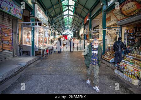 Les consommateurs sont vus avec un masque facial et des gants de protection pendant le verrouillage dans le marché central ouvert public historique et le plus grand au coeur du centre de Thessalonique, la Grèce appelée Kapani ou Agora Vlali près d'Aristote ou place Aristotelous sur 16 avril 2020. Les acheteurs achètent des produits essentiels de dernière minute pendant la pandémie du coronavirus COVID-19 pour la célébration chrétienne grecque orthodoxe de Pâques pendant la quarantaine. La plupart des magasins sont fermés en raison de la fermeture à l'échelle nationale. Les citoyens ne peuvent faire leurs achats qu'avec une autorisation spéciale. (Photo de Nicolas Economou/NurPhoto) Banque D'Images