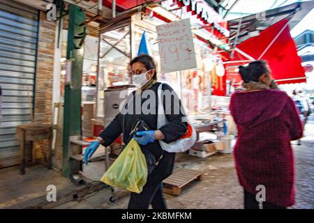 Les consommateurs sont vus avec un masque facial et des gants de protection pendant le verrouillage dans le marché central ouvert public historique et le plus grand au coeur du centre de Thessalonique, la Grèce appelée Kapani ou Agora Vlali près d'Aristote ou place Aristotelous sur 16 avril 2020. Les acheteurs achètent des produits essentiels de dernière minute pendant la pandémie du coronavirus COVID-19 pour la célébration chrétienne grecque orthodoxe de Pâques pendant la quarantaine. La plupart des magasins sont fermés en raison de la fermeture à l'échelle nationale. Les citoyens ne peuvent faire leurs achats qu'avec une autorisation spéciale. (Photo de Nicolas Economou/NurPhoto) Banque D'Images